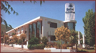 Hotel de villa carlos paz con piscina y habitaciones con aire acondicionado.
